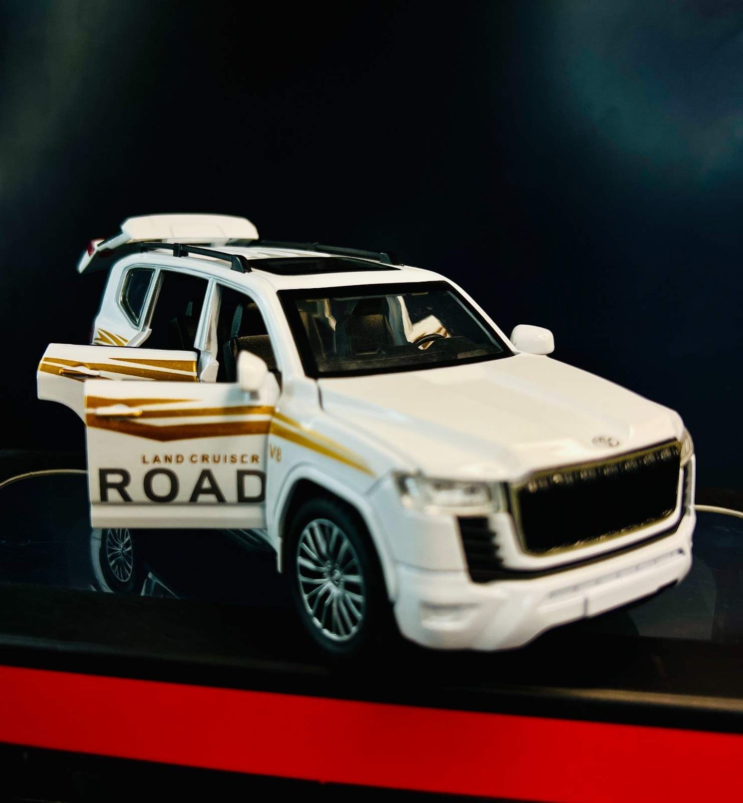 White 1:32 Scale Land Cruiser V8 Off Road Diecast Car Model